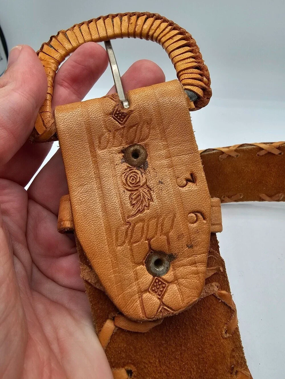 Vtg brown leather belt with decorative carvings and braided edges Sz 36